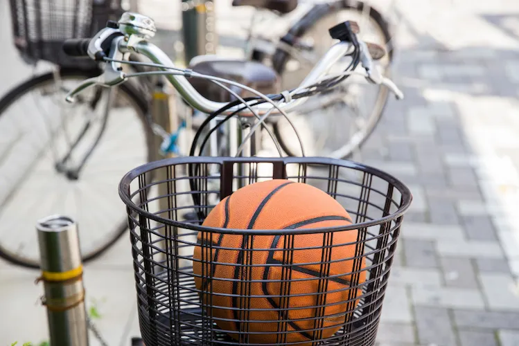 Cesto de bicicleta con pelota de basketball