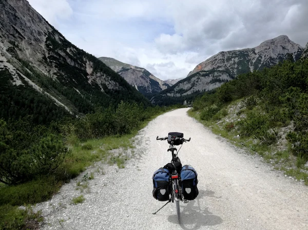 Imagen de bicicleta con alforjas prepara para recorrer las montañas
